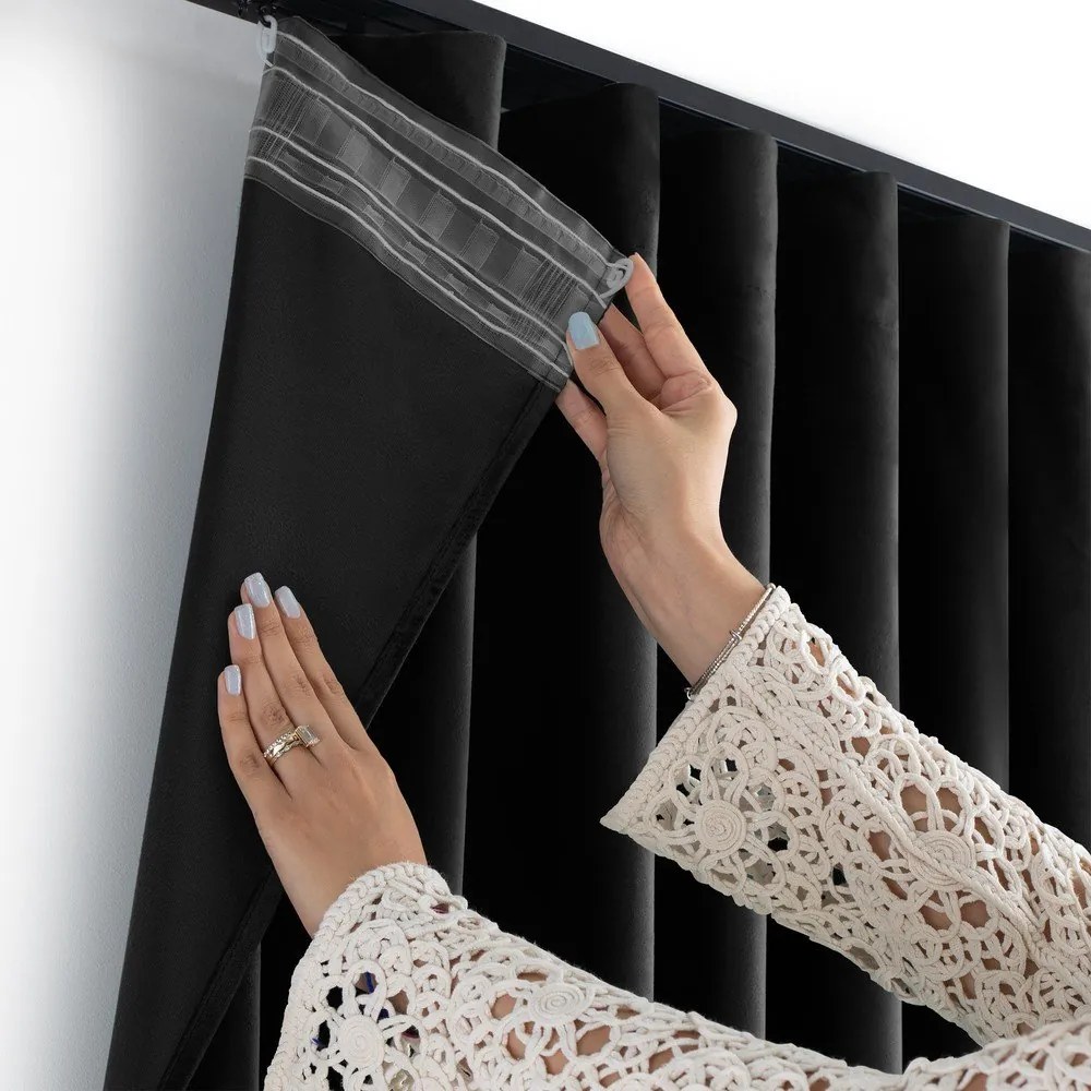 Czarna aksamitna zasłona częściowo zaciemniająca (dimout) 400x270 cm Velto – Filumi