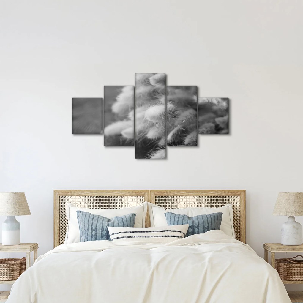 Obraz - trawa z króliczym ogonkiem na stole (125x70 cm)