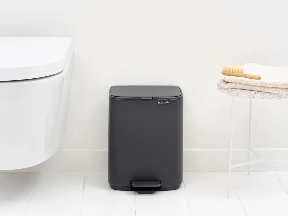 Ciemnoszary stalowy kosz na śmieci z pedałem 7 l Bo – Brabantia