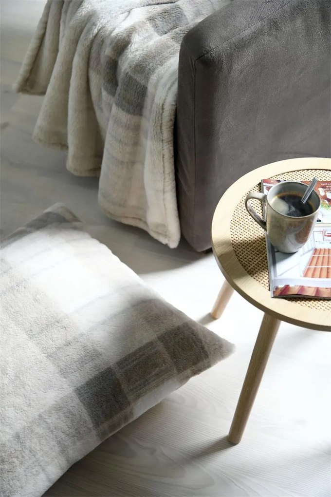 Poduszka pluszowa SCOTLAND w kratę, 60 × 60 cm