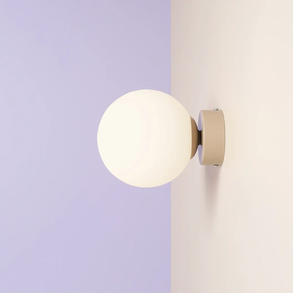 Solidny kinkiet Ball o minimalistycznym wyglądzie - beżowy