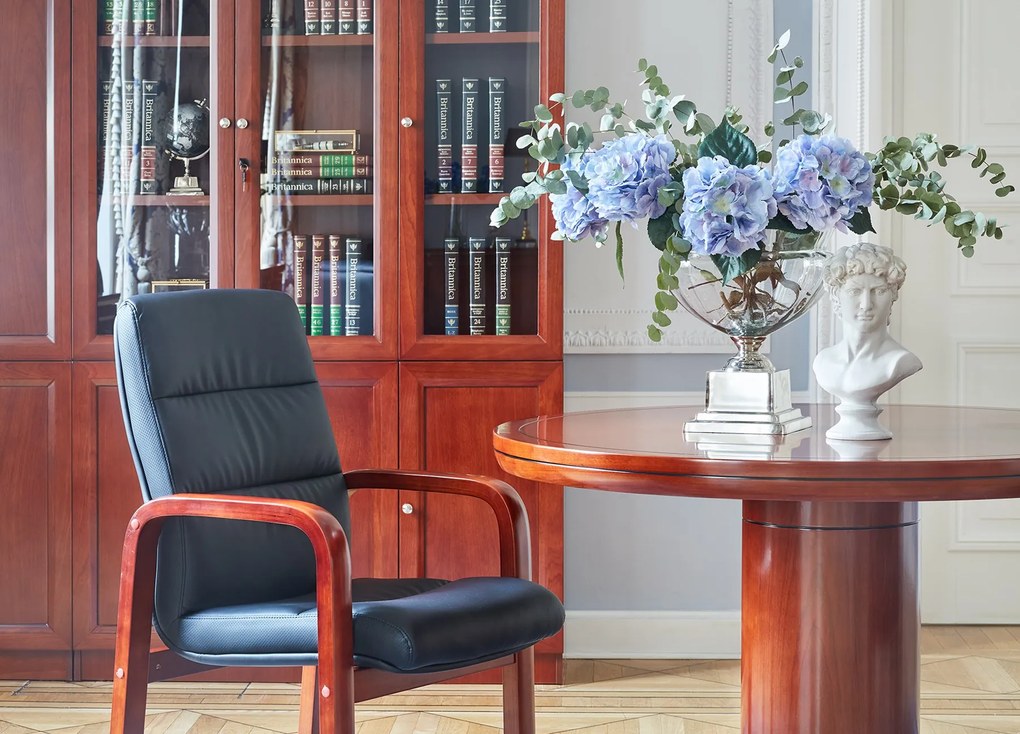 Elegancki stół biurowy o okrągłym blacie Conference. Dwa rozmiary średnicy do wyboru: 90 cm i 120 cm. Stół fornirowany drewnem w odcieniu koniaku, okrągła podstawa, stylowe wykończenie.