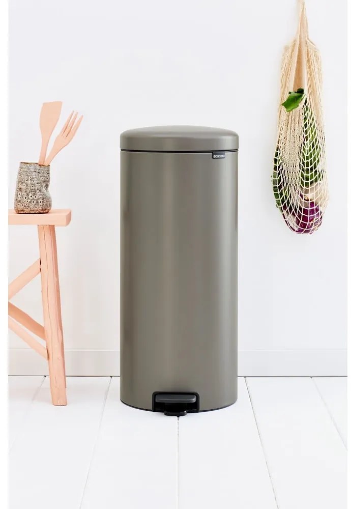 Szary stalowy kosz na śmieci z pedałem 30 l NewIcon – Brabantia