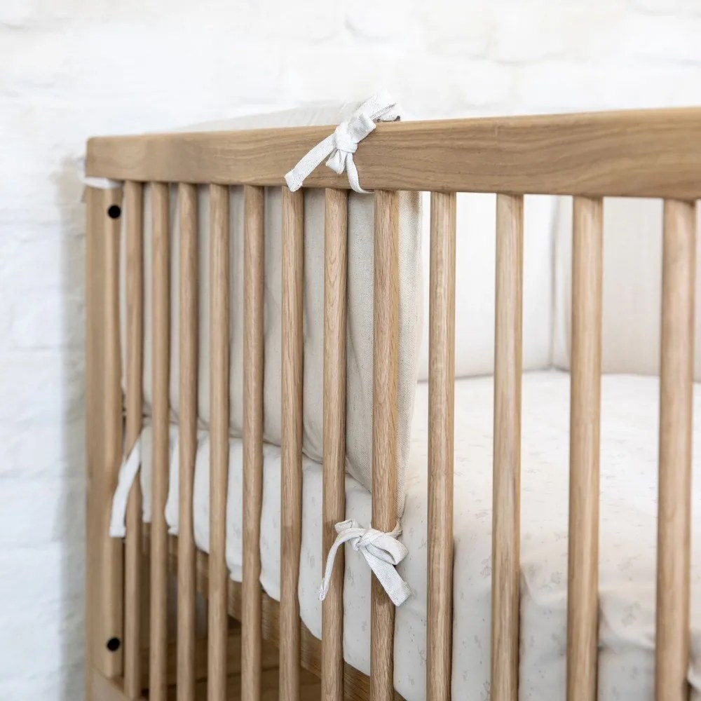 Łóżeczko z litego drewna dębowego z regulowaną wysokością 60x120 cm w naturalnym kolorze Forrest – Vipack