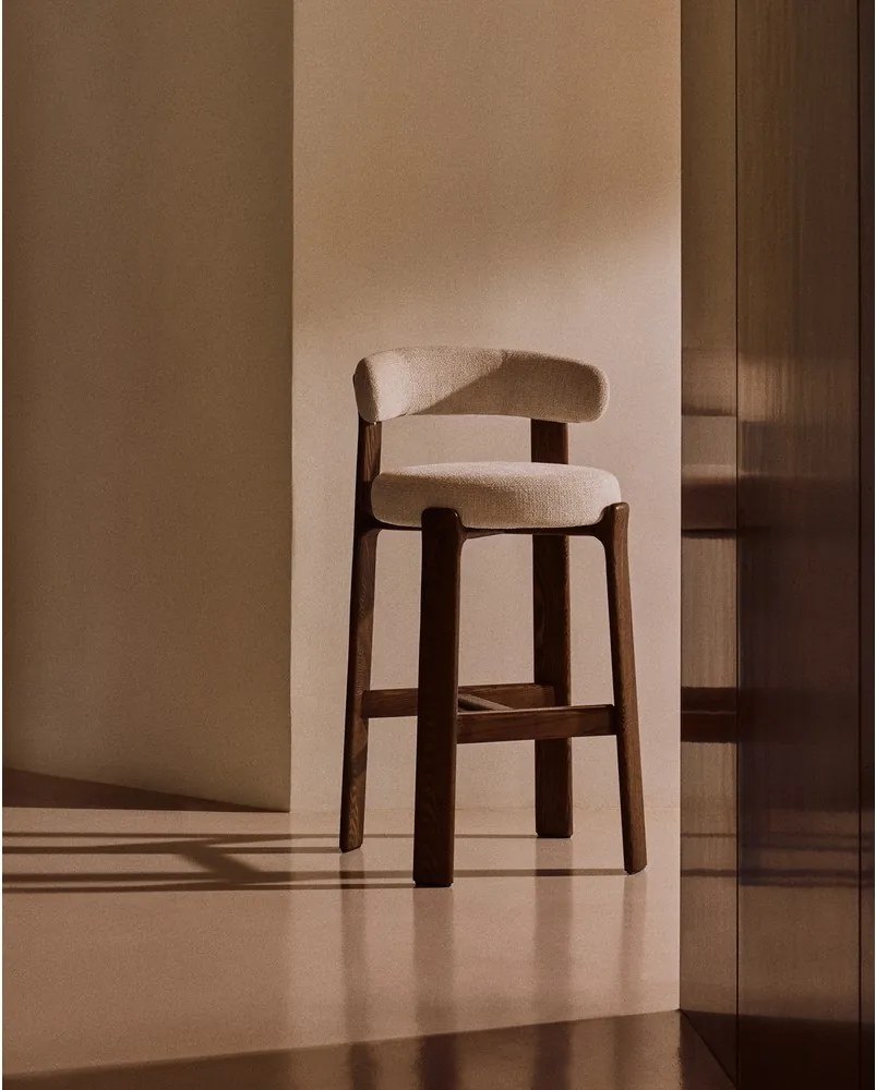 Hoker w kolorze beżowo-ciemnonaturalnym z litego drewna jesionowego (wysokość siedziska 75 cm) Granite – Kave Home