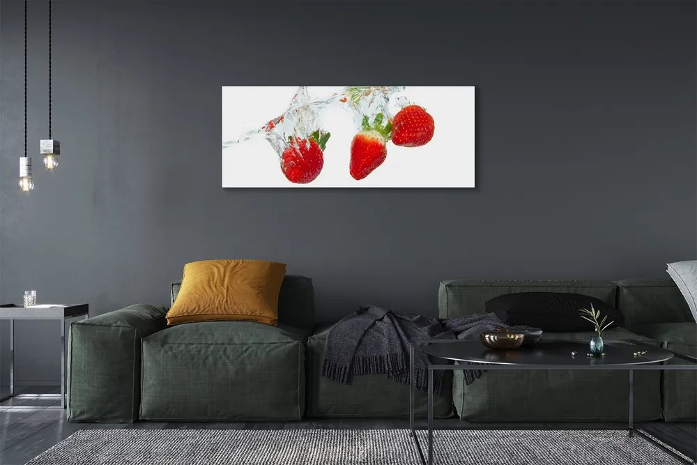 Obraz drukowany na płótnie Truskawki w Wodzie na Białym Tle