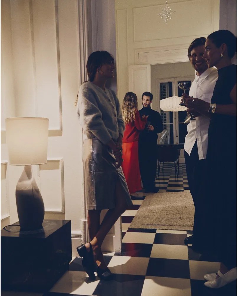 Biało-jasnoszara lampa stołowa z tekstylnym kloszem (wysokość 77 cm) Viona – Kave Home