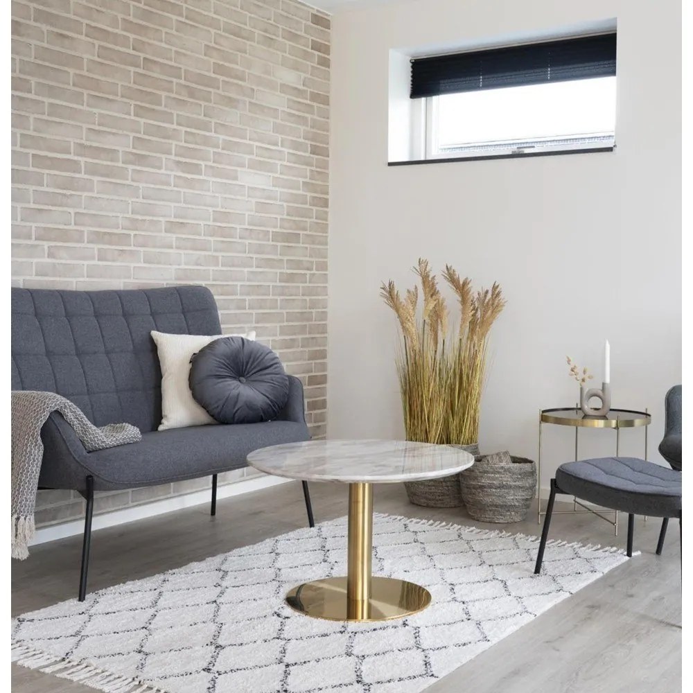 Okrągły stolik w biało-złotym kolorze z blatem w dekorze marmuru 70x70 cm Bolzano – House Nordic