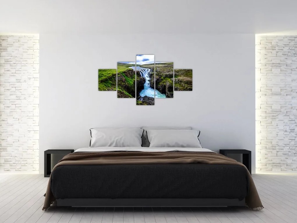 Obraz wodospadu między skałami (125x70 cm)