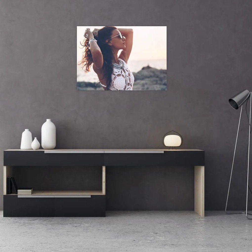 Obraz na szkle kobiety na plaży (70x50 cm)