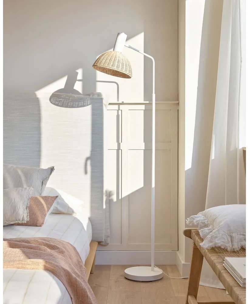 Czarno-naturalna lampa stojąca z rattanowym kloszem (wys. 157 cm) Damila – Kave Home