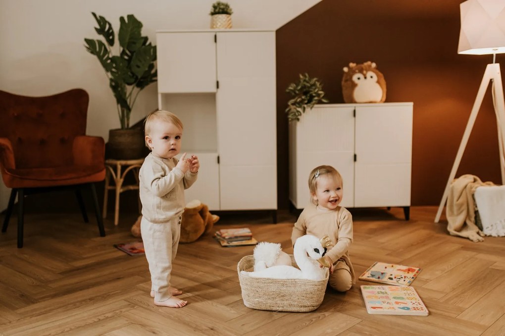 Biała komoda do pokoju dziecka Mia Mini, z wzorem lameli