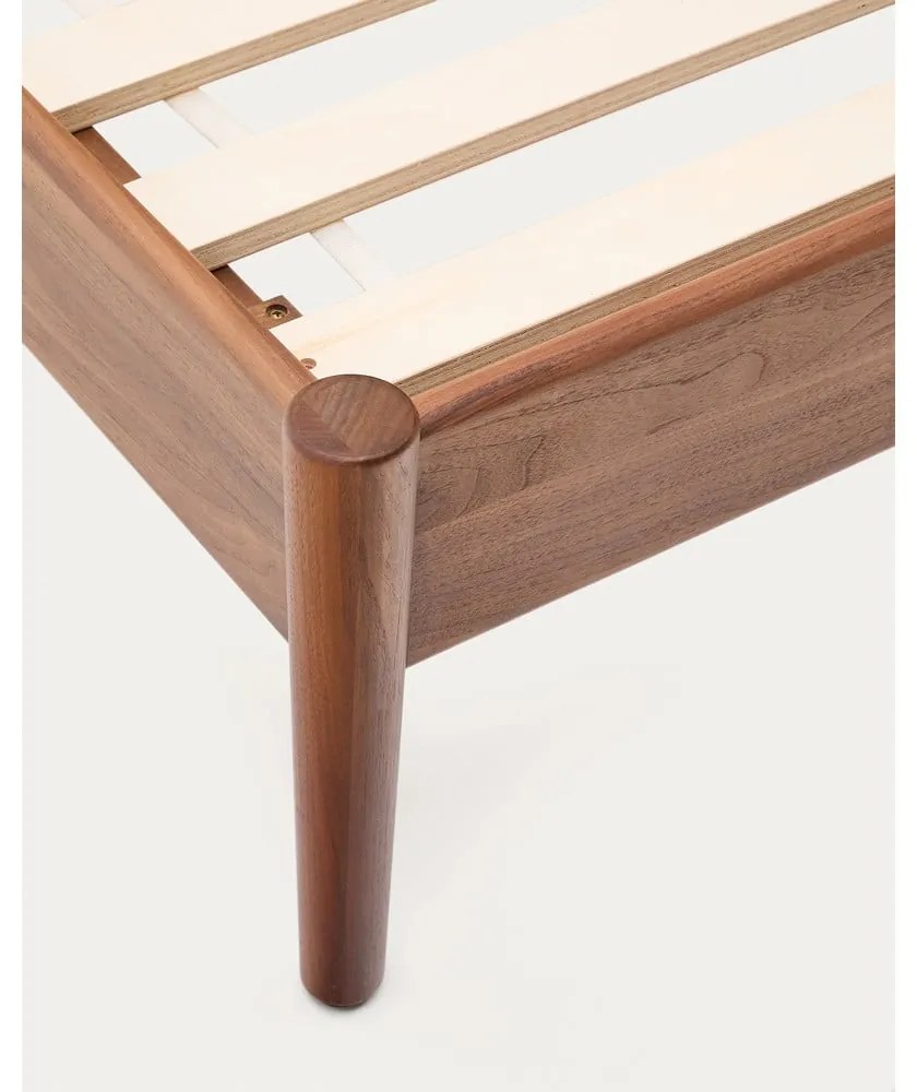 Ciemnobrązowe łóżko dwuosobowe z litego drewna orzechowego ze stelażem 180x200 cm Elan – Kave Home