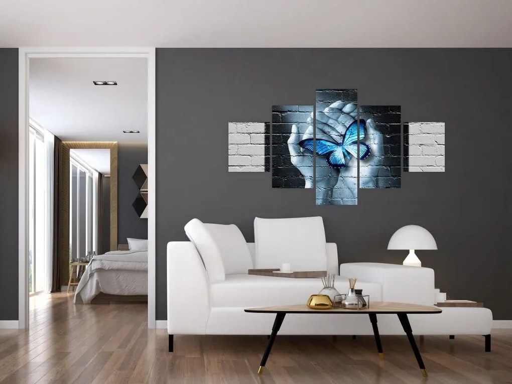 Obraz niebieskiego motyla na ścianie (125x70 cm)