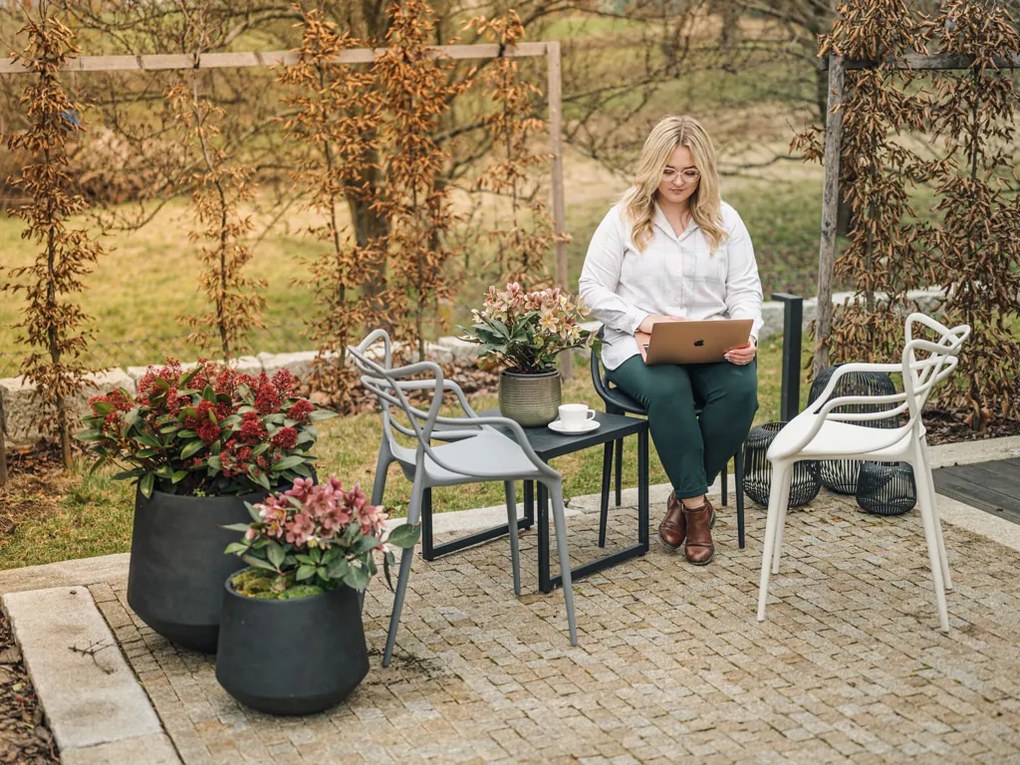 Zestaw 4 jasnoszarych plastikowych krzeseł KATO