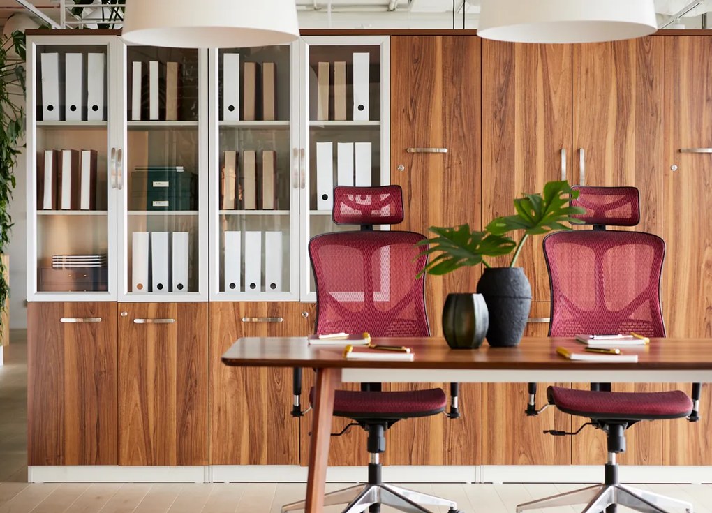 Wygodny fotel biurowy ergonomiczny Ergo 500. Fotel tapicerowany przewiewną siatką Mesh, 5 kolorów do wyboru. Fotel ma regulowane oparcie, podłokietniki. wysokość zagłówka. Nowoczesne meble biurowe.