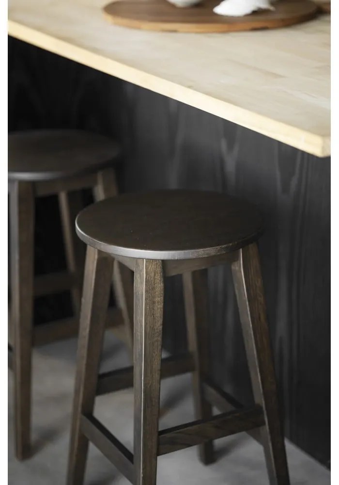 Ciemnobrązowe hokery zestaw 2 szt. z litego drewna dębowego (wysokość siedziska 65 cm) Austin – Rowico