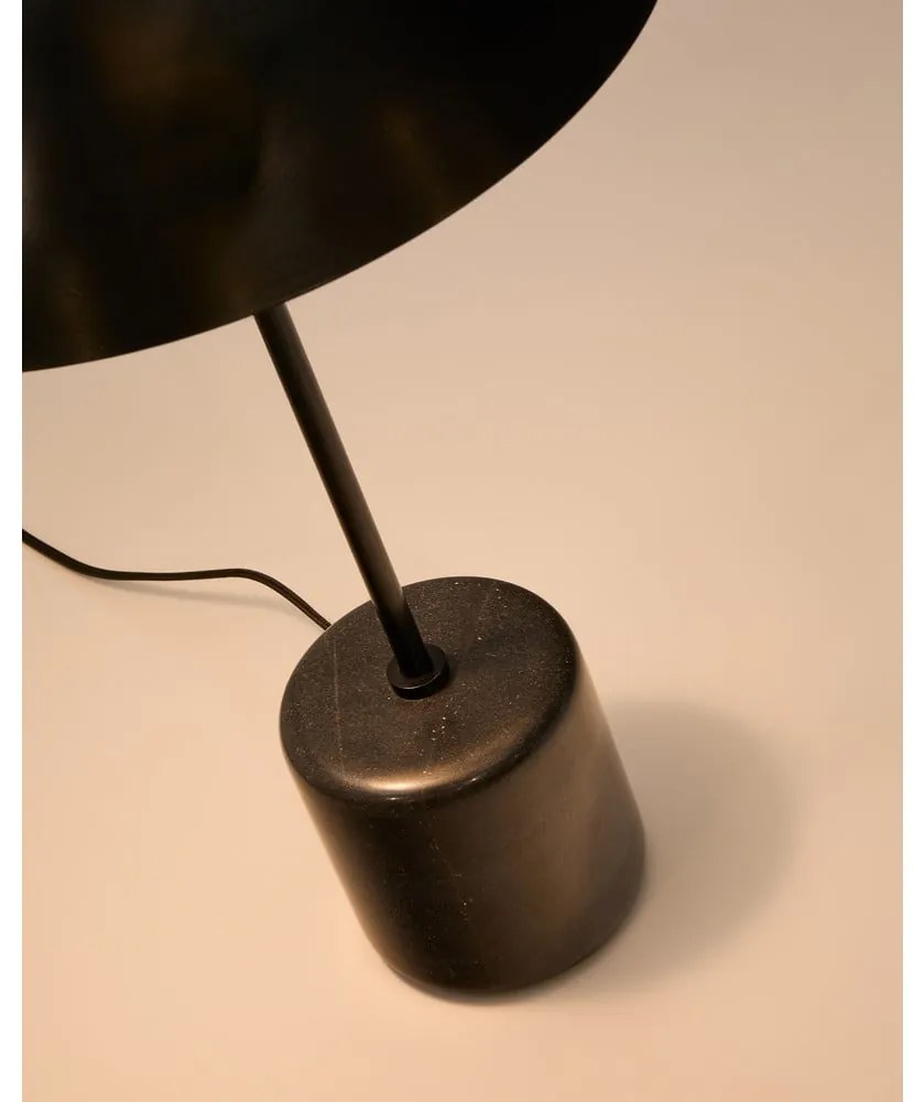 Czarna marmurowa lampa stołowa z metalowym kloszem (wysokość 58 cm) Sayra – Kave Home