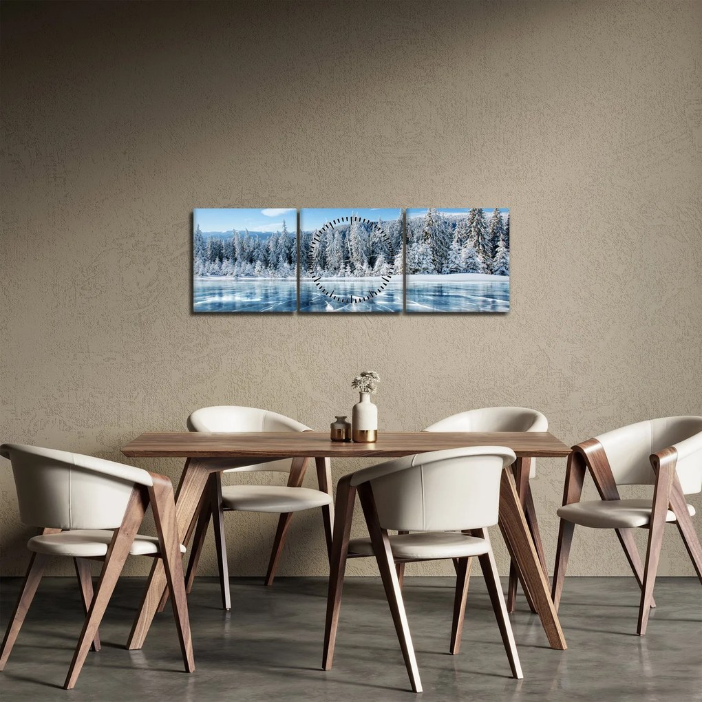 Obraz zamarzniętego jeziora i pokrytych śniegiem drzew (z zegarem) (90x30 cm)