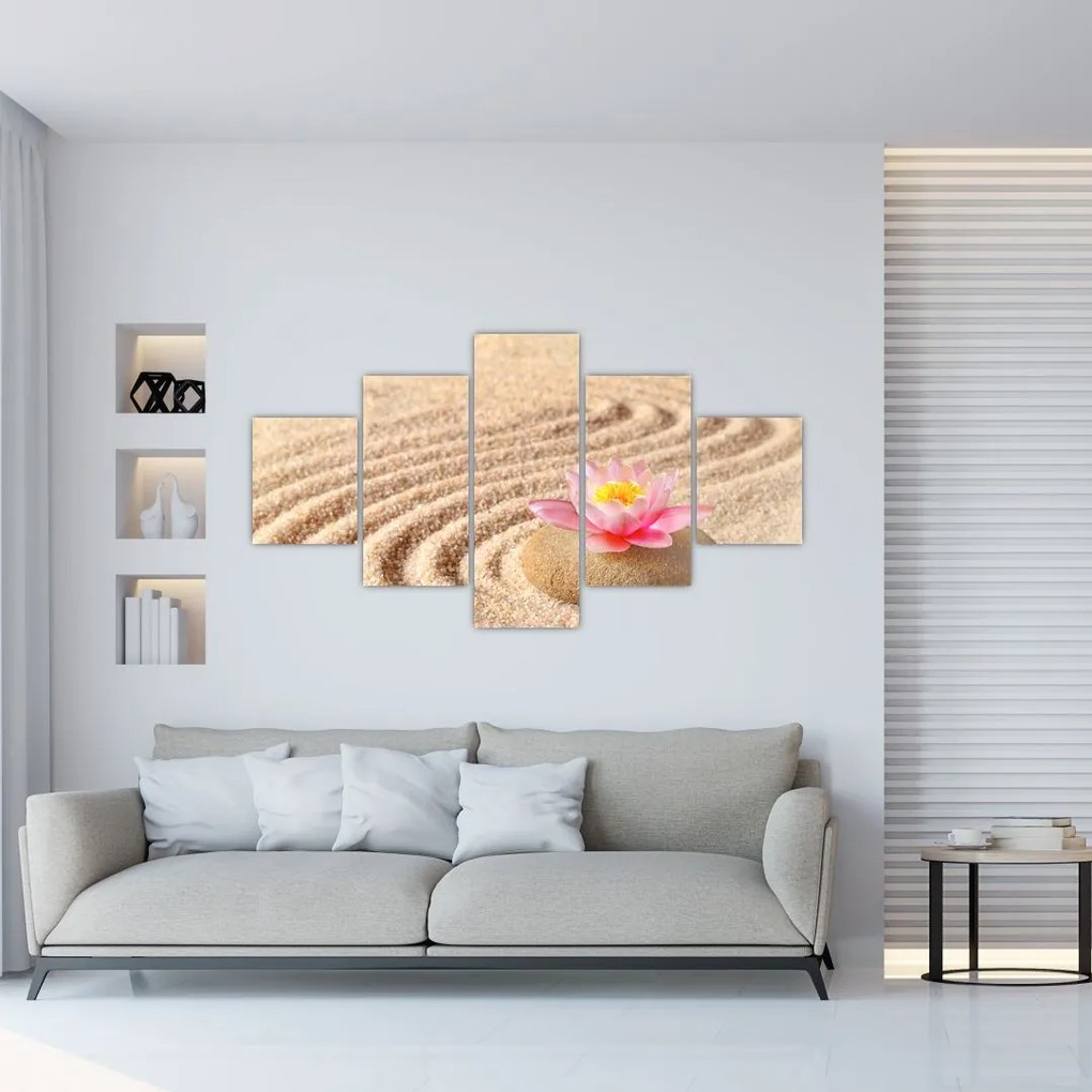Obraz kamienia z kwiatem na piasku (125x70 cm)