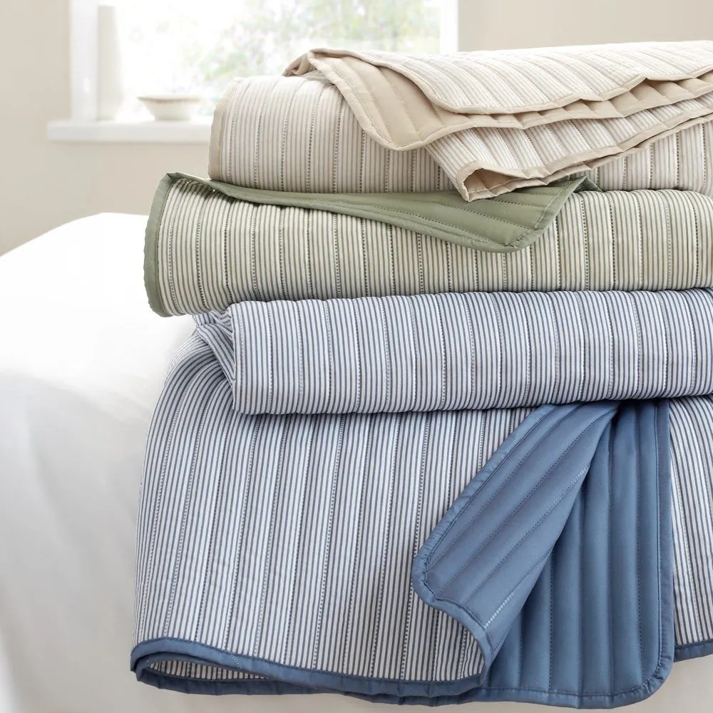 Niebieska narzuta pikowana 220x230 cm Stripe – Catherine Lansfield