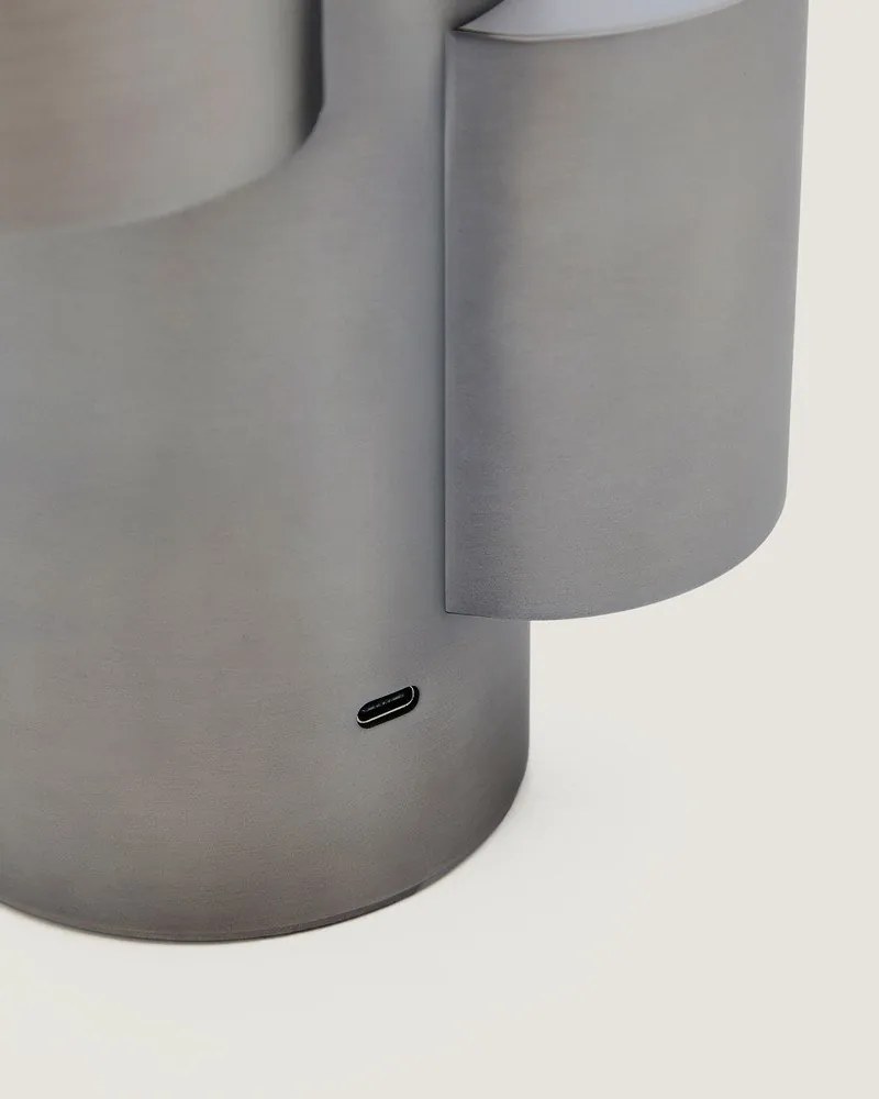 Czarna metalowa lampa stołowa LED ze ściemniaczem (wysokość 26,5 cm) Adrina – Kave Home