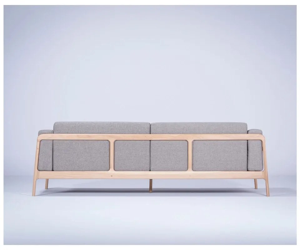 Szara sofa z konstrukcją z litego drewna dębowego Gazzda Fawn Plus, 240 cm