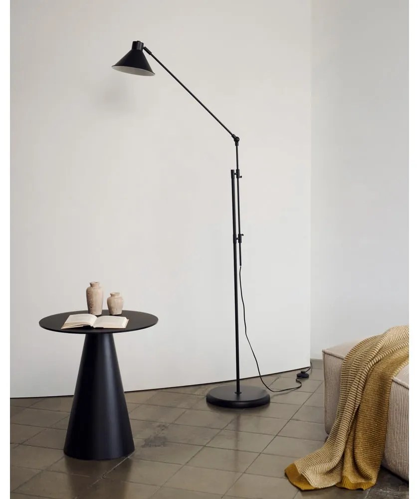 Czarna lampa stojąca z metalowym kloszem (wysokość 220 cm) Dione – Kave Home