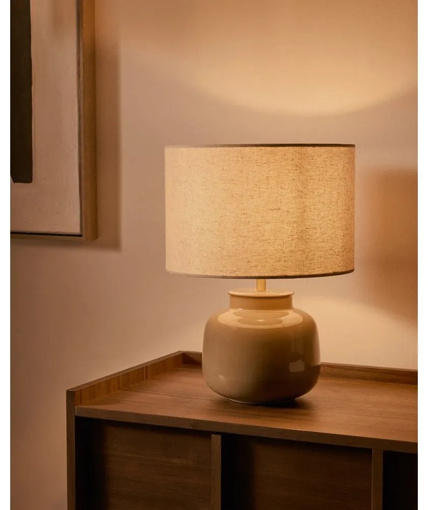 Beżowa lampa stołowa ceramiczna z tekstylnym kloszem (wysokość 40 cm) Tay – Kave Home