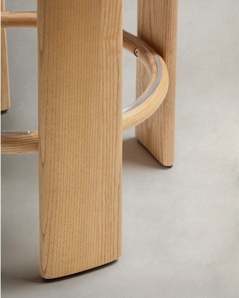 Beżowo-naturalnym hoker z litego drewna jesionowego (wysokość siedziska 75 cm) Granite – Kave Home