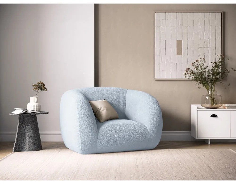 Jasnoniebieski fotel z materiału bouclé Essen – Cosmopolitan Design