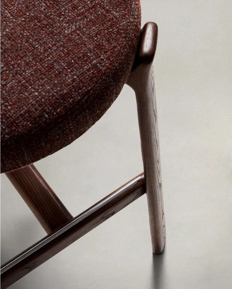 Hoker w kolorze brązowo-ciemnonaturalnym z litego drewna jesionowego (wysokość siedziska 75 cm) Granite – Kave Home