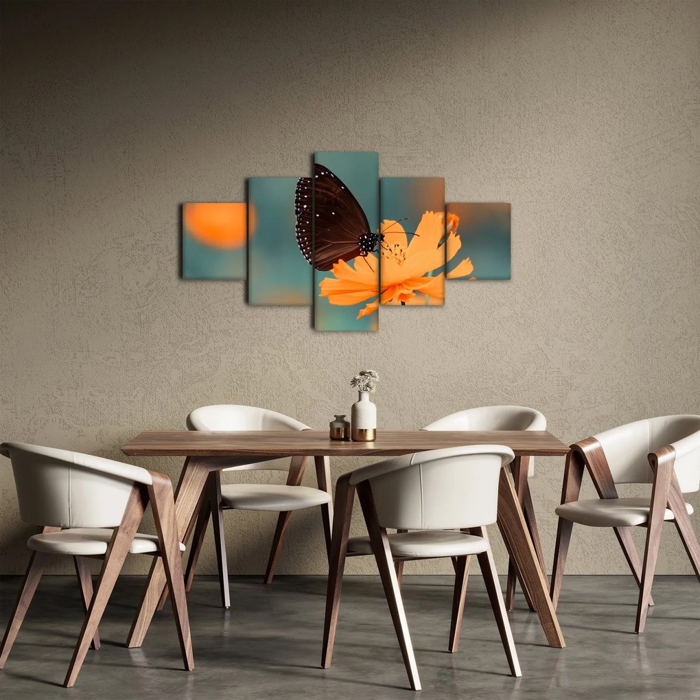 Obraz - motyl na pomarańczowym kwiatku (125x70 cm)