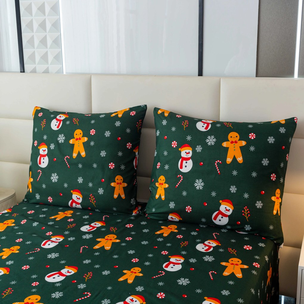 PrzytulneMieszkanie.pl PrzytulneMieszkanie.pl Prześcieradła z mikrofibry SNOWMAN AND GINGERBREAD w kolorze zielonym Rozmiar pościeli: 70 x 90 cm | 140 x 220 cm