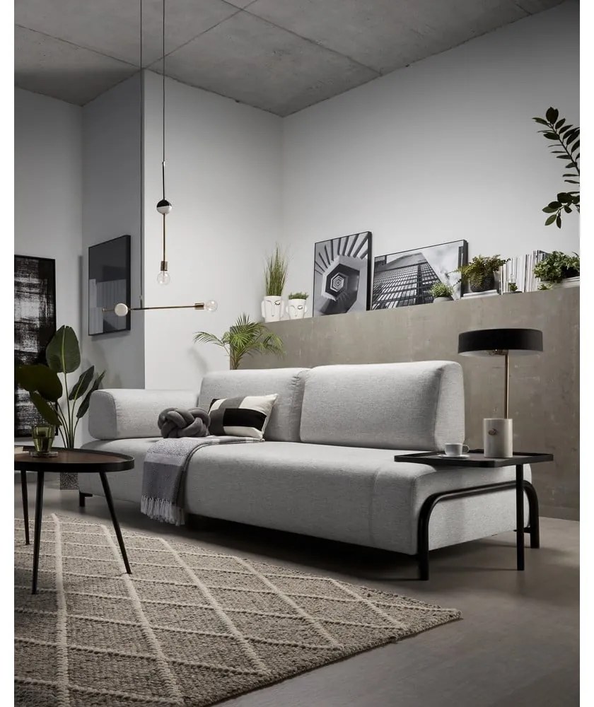 Jasnoszara sofa z małym stolikiem Kave Home Compo