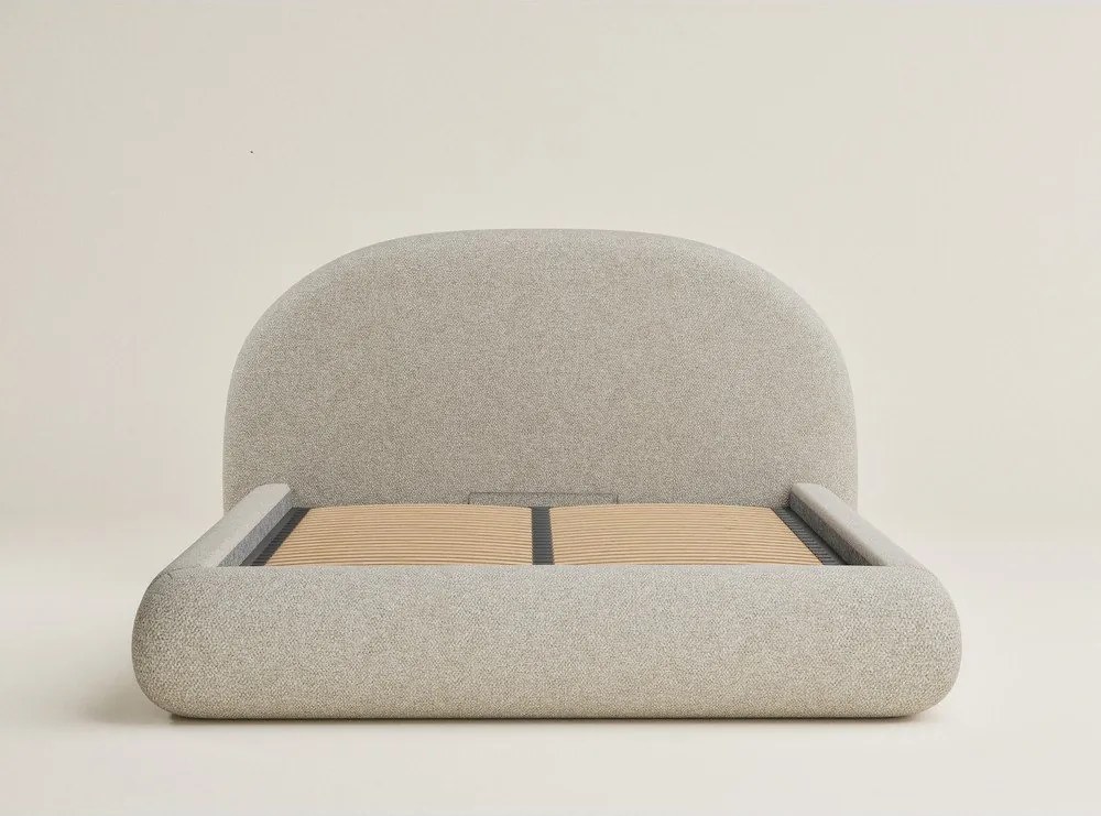 Beżowe tapicerowane łóżko dwuosobowe ze schowkiem ze stelażem 140x200 cm Maumere – Maison de Rêve