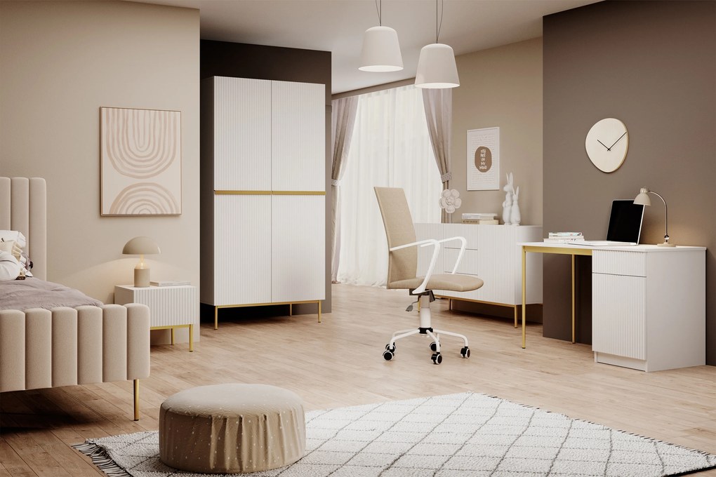 Komoda Nicole 150 cm z szufladami i ryflowanym frontem - biały mat / złote nóżki