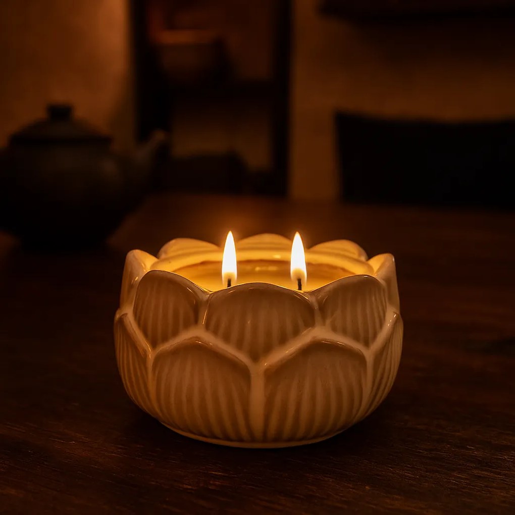 Świeczka w porcelanowym kwiatowym kielichu 12 x 7,8 cm, beżowy
