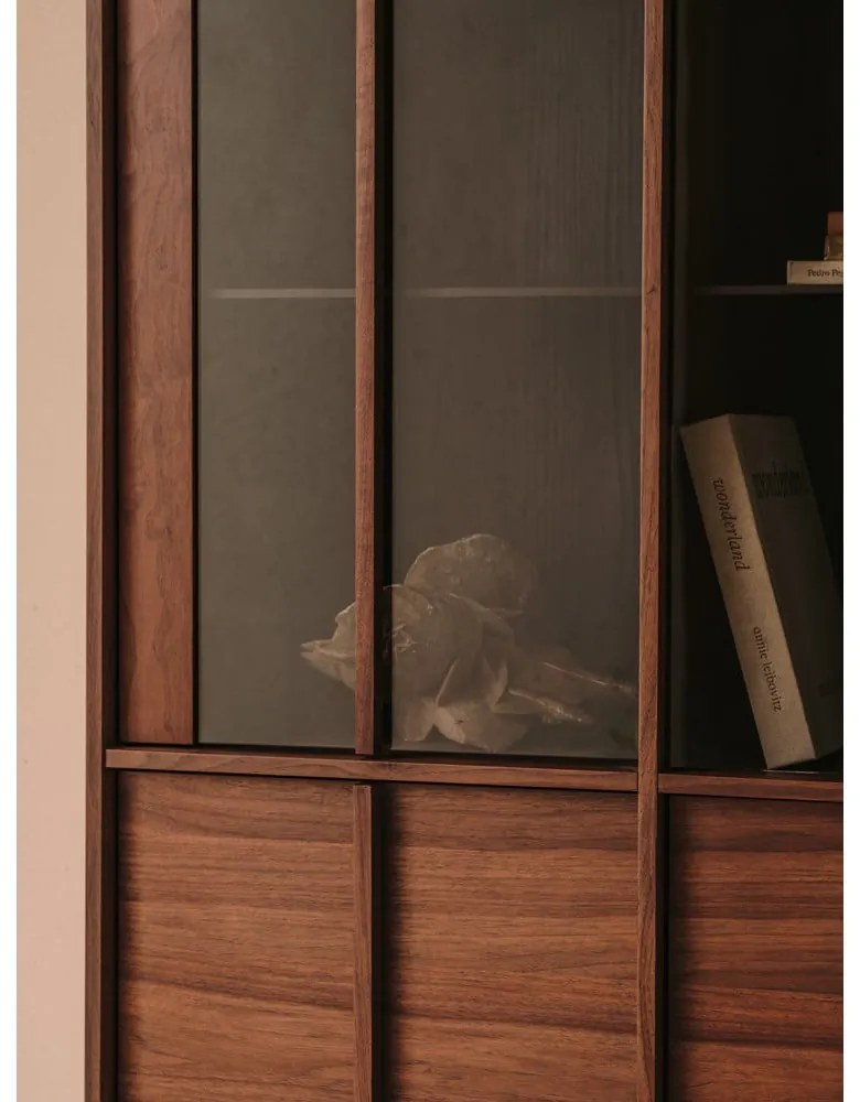 Brązowa witryna w dekorze orzecha 100x170x40 cm Onix – Kave Home