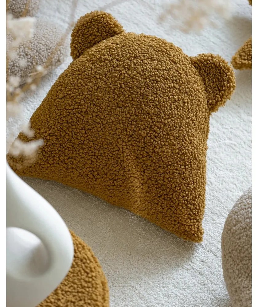 Brązowa poduszka na sofę dziecięcą z materiału bouclé Bear – Wigiwama