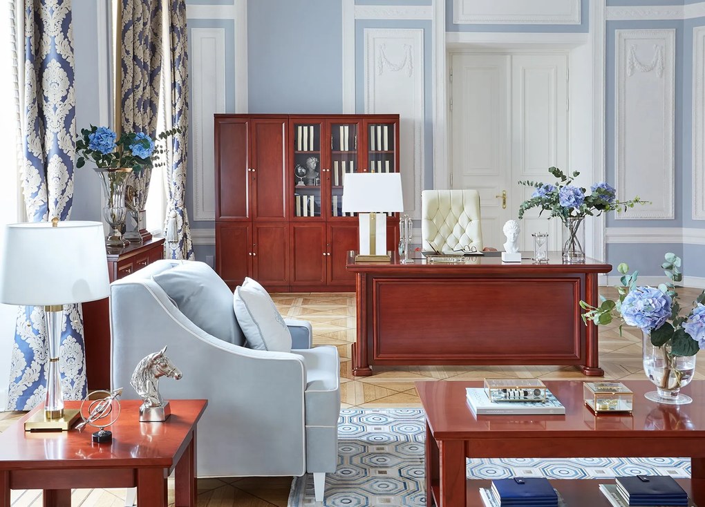 Elegancki fotel gabinetowe Consul tapicerowany skórą naturalną w kolorze brązowym, czarnym lub kremowym. Fotel ma drewnianą ramę i podłokietniki, mechanizm tilt, jest wygodne i solidnie wykonane.