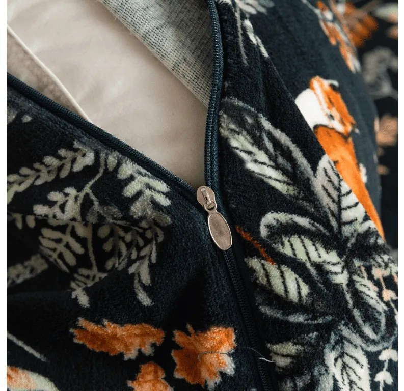 PrzytulneMieszkanie.pl PrzytulneMieszkanie.pl PrzytulneMieszkanie.pl Zestaw pościeli z mikropluszu THE FOX AND THE HARE ciemnozielone + prześcieradło z mikropluszu SOFT 180x200 cm białe, podwójne łóżko