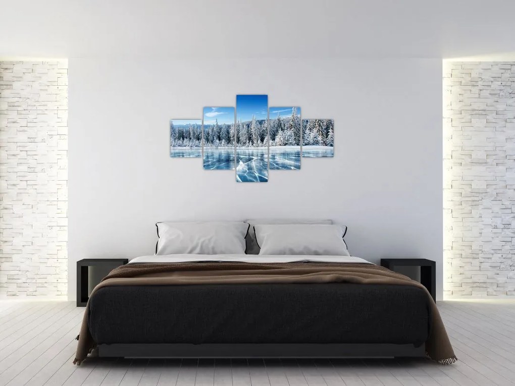 Obraz zamarzniętego jeziora i pokrytych śniegiem drzew (125x70 cm)