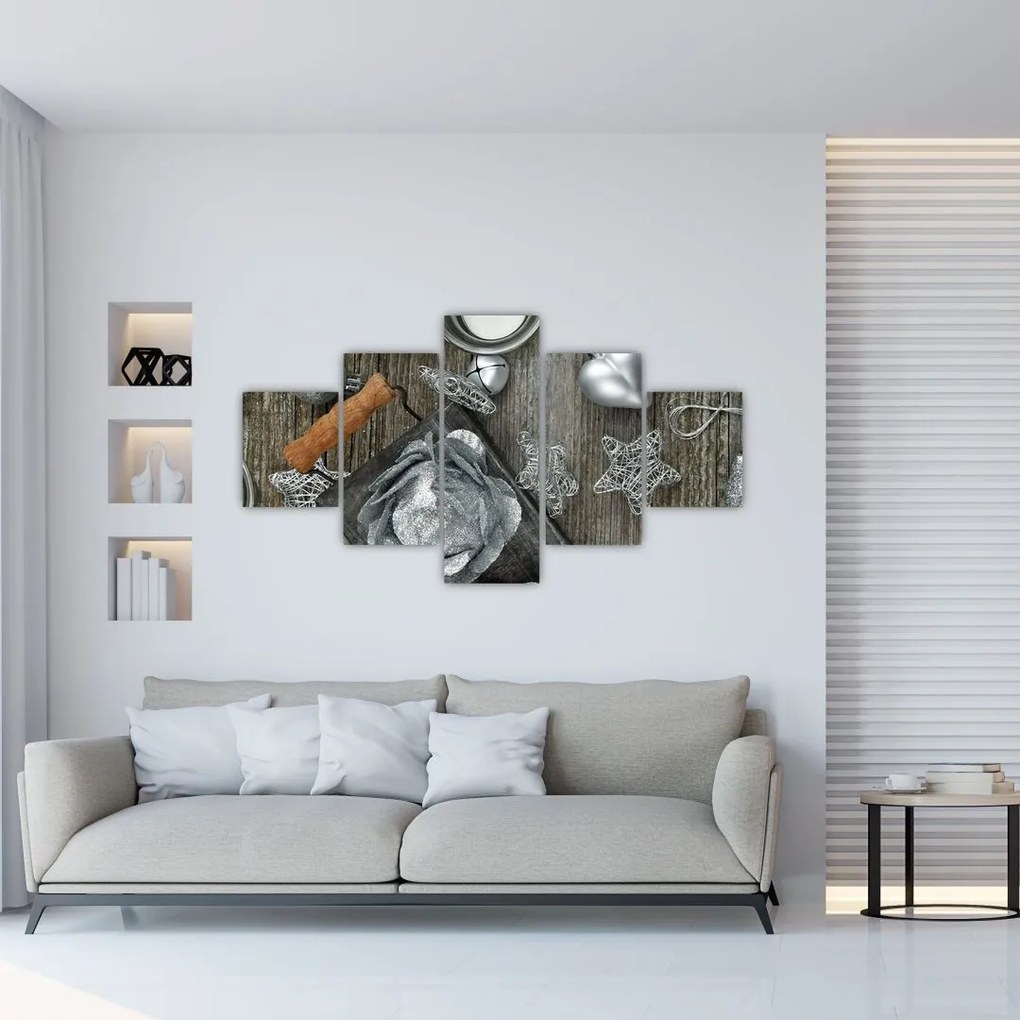 Obraz - srebrne ozdoby świąteczne (125x70 cm)