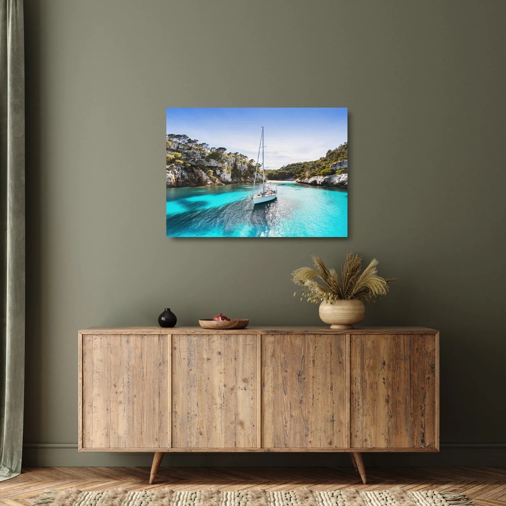 Obraz na szkle - Plaża z żaglówką (70x50 cm)
