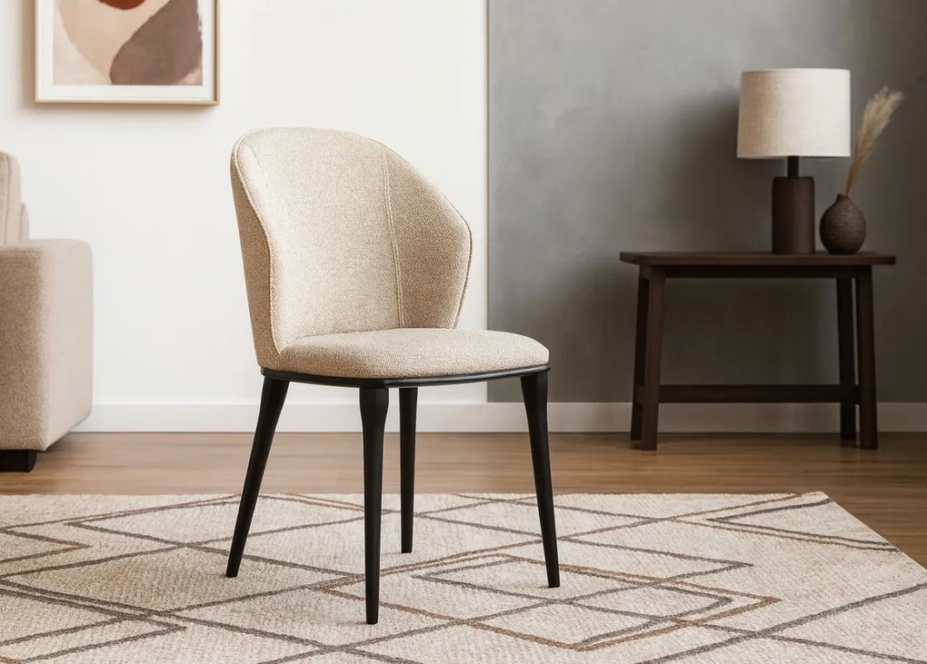 Stylowe krzesło Siena tapicerowane miękką tkaniną w odcieniu beżowym. Miękkie siedzisko, zaokrąglone oparcie i metalowe nogi łączą nowoczesny wygląd z wyjątkowym komfortem.