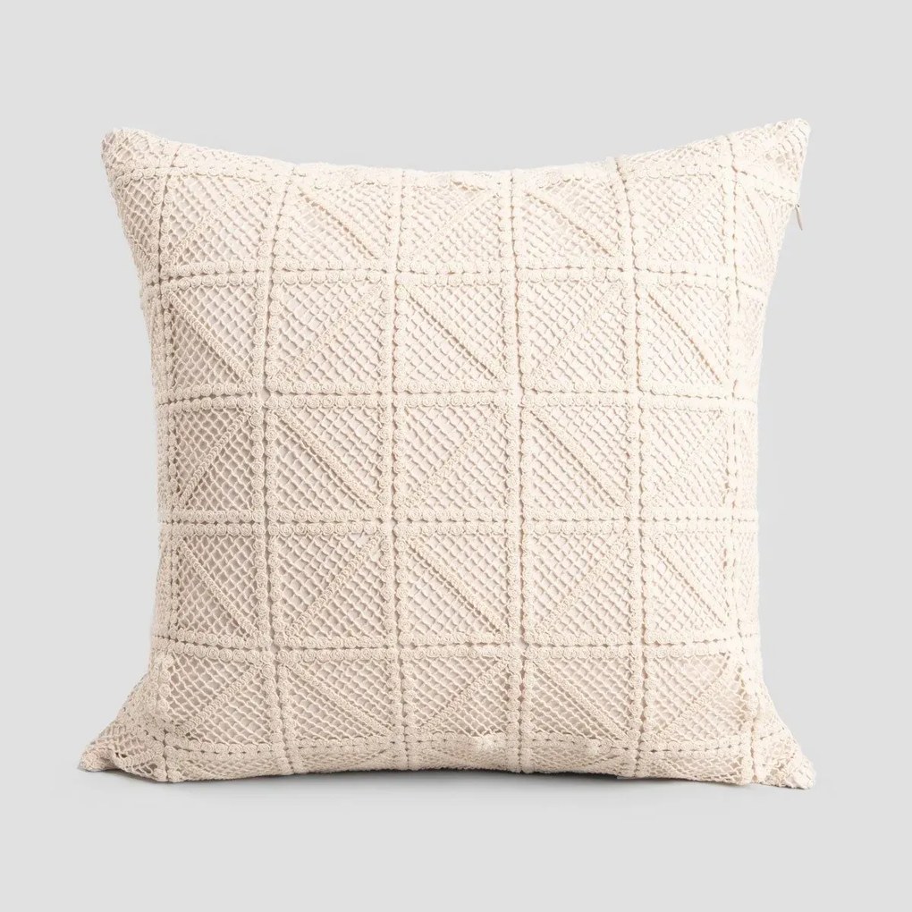 Poszewka dekoracyjna CROCHET ecru z szydełkowym wzorem 45x45 cm HOMLA