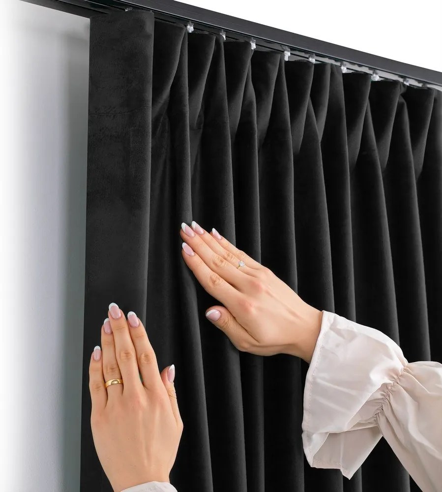 Czarna aksamitna zasłona częściowo zaciemniająca (dimout) 400x225 cm Velto – Filumi