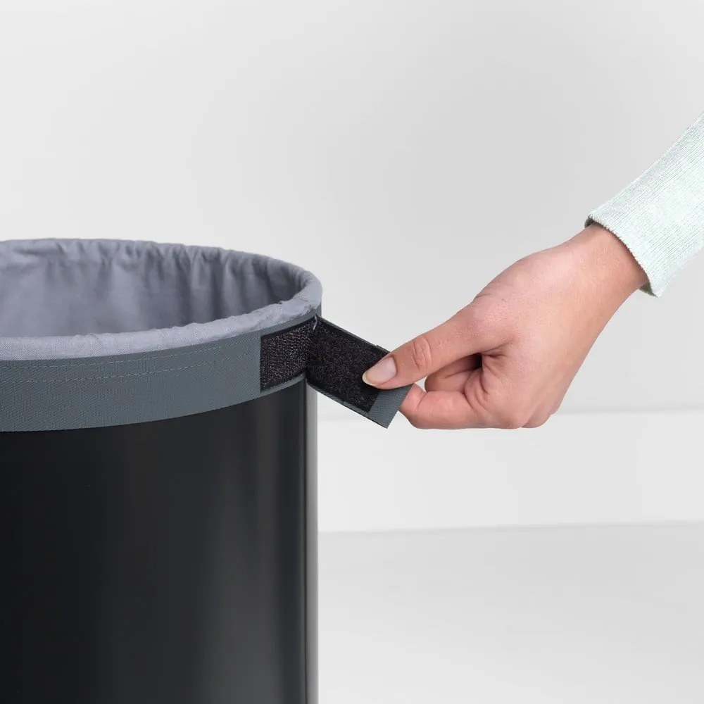 Metalowy kosz na pranie w kolorze matowej czerni 35 l – Brabantia