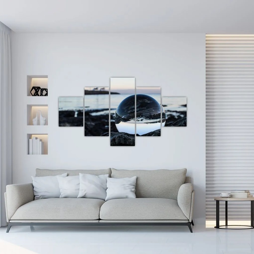 Obraz szklanej kuli na skale (125x70 cm)